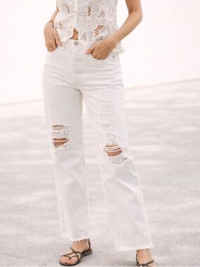 Levi’s 501 White Distressed Cropped High Rise Five Button Straight Jeans Size 28